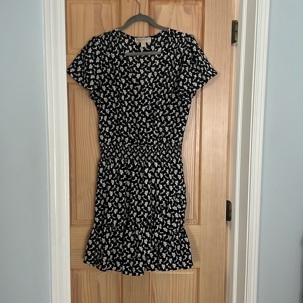 Great summer dress- flutter sleeves and flouncy hemline- very flattering